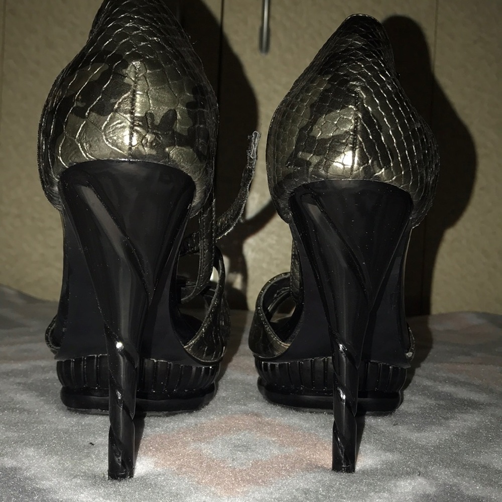 Black snake skin pattern heels 👠